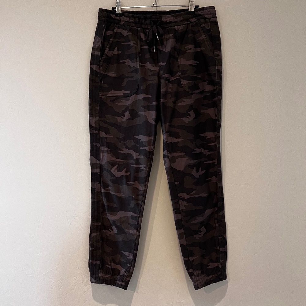 Athleta Camo Farallon Camo Jogger Pants Size 8